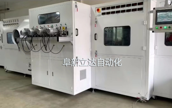 PJ-8八槍雙面自動(dòng)噴金機(jī)具有自動(dòng)除塵、智能雙面、整潔美觀、運(yùn)行穩(wěn)定的特點(diǎn)，阜新立達(dá)自動(dòng)化裝備有限公司